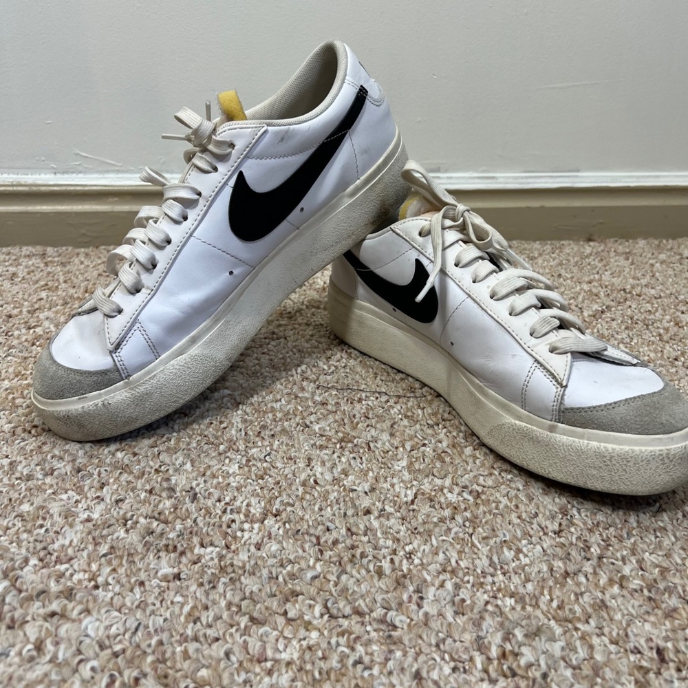 Nike Womens Blazer Low Platform Sneakers White Black DJ0292-101 Size 11